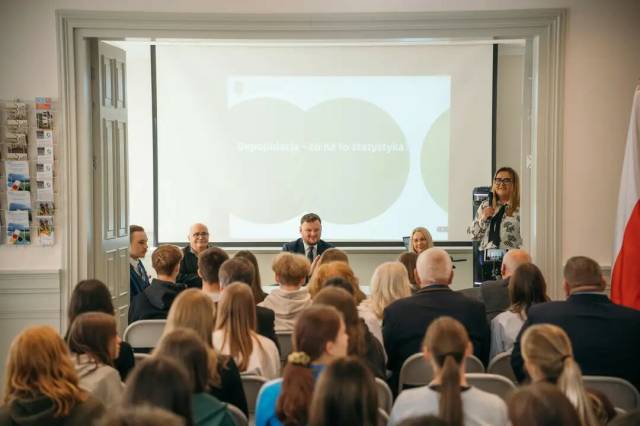 Jugendliche für die Zukunft von Dębno – Debatte über die Entvölkerung