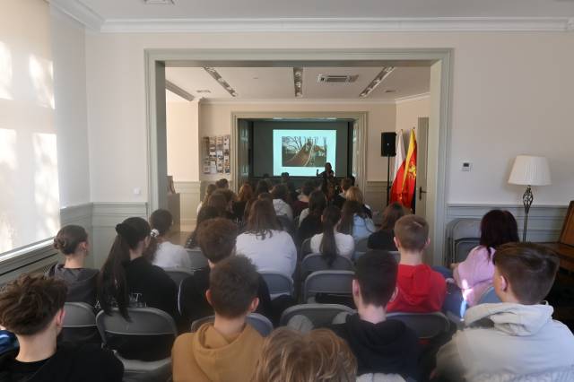 Zabawy bez internetu – świat młodości dawnych pokoleń